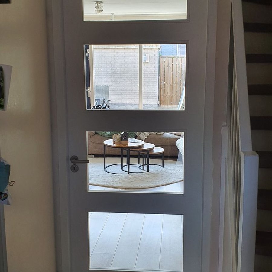 Nieuwe binnendeur met glas geplaatst in Leiderdorp