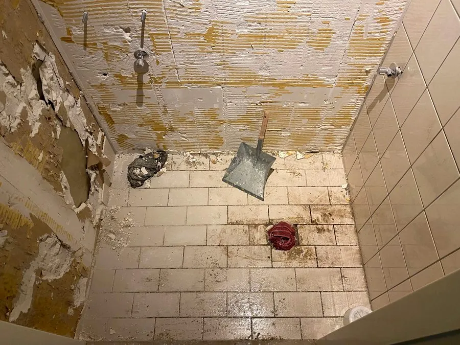 Toiletruimte in Leiderdorp tijdens de sloopfase