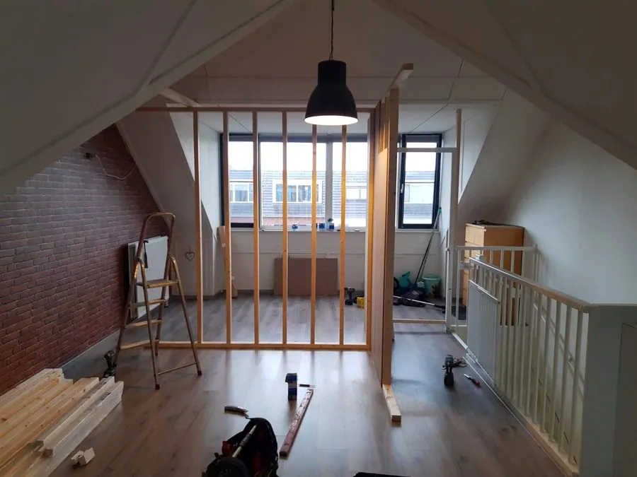 Zolder in Leiden tijdens de verbouwing, casco met houten regelwerk